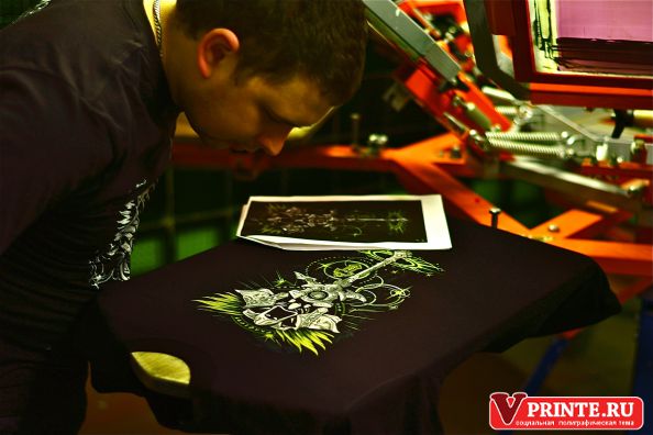 Наша компания специализируется на печати футболок методом шелкографии
