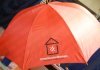Фирменные оранжевые зонты для строительной компании