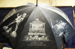 Черный  сувенирный зонт с графическим рисунком